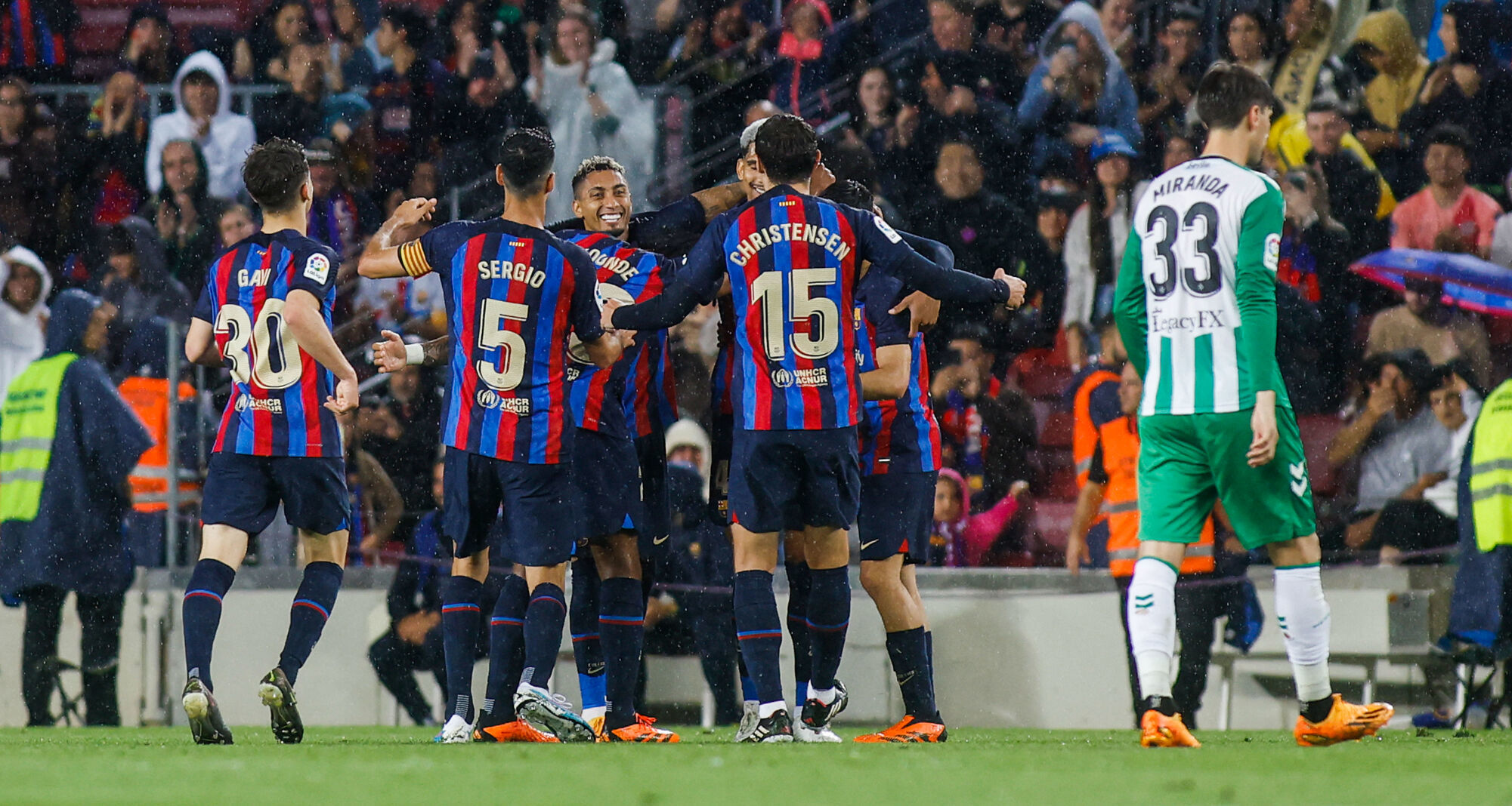 Liga le Barça répond au Real Madrid et humilie Betis